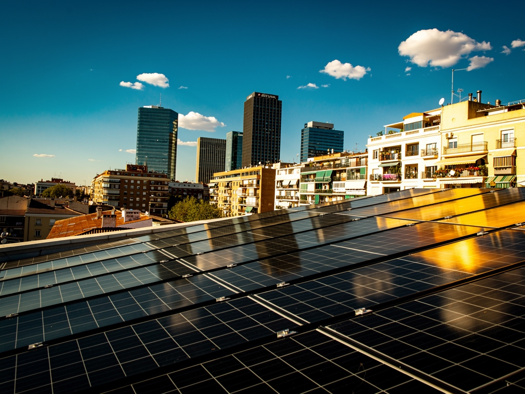 Skyline de Madrid con tejados y paneles solares en edificios residenciales